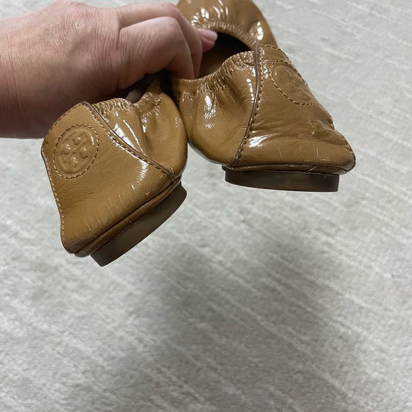 Tory Burch Glossy Tan Ballet Flats - Picture 3 of 7